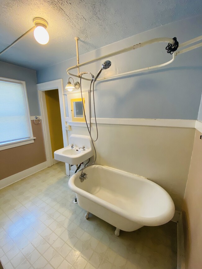 Building Photo - Private Room 714