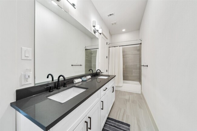 Building Photo - 620 E 26th St