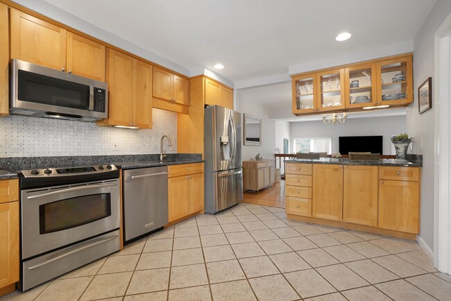 Building Photo - Gorgeous 2BR/3.5BTH Townhome in desirable Neighborhood of StoneyBrook in Rockville