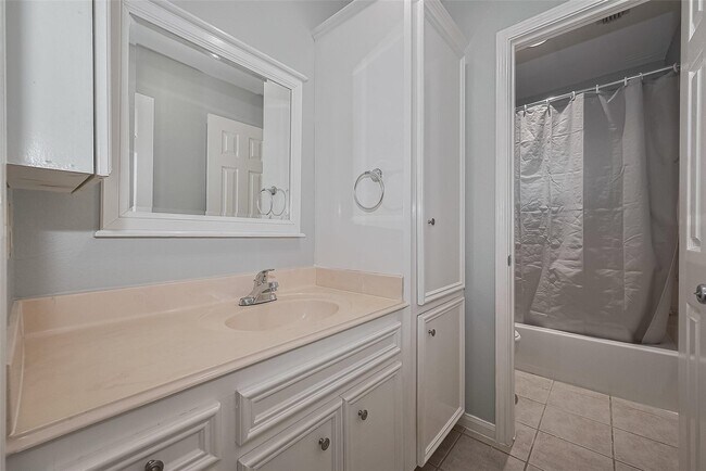 Building Photo - 9631 Highland Pointe Dr