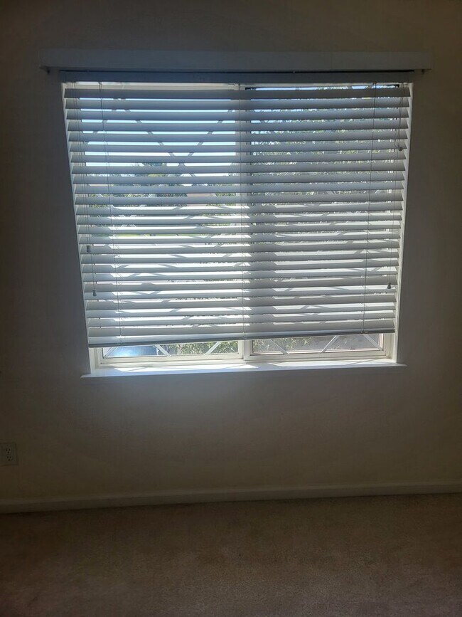 Building Photo - 5049 Pine Lake Ct