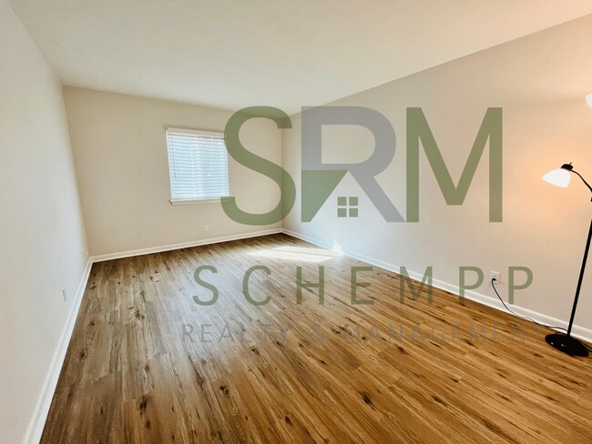 Building Photo - Remodeled one bedroom condo off Gardiner Lane with pool access