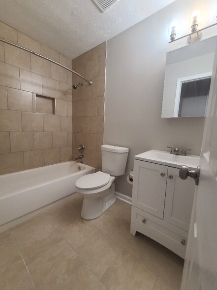 Building Photo - 922 Pine Oak Trail