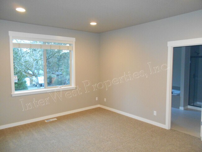 Building Photo - 3+ BED 2.5BA TIGARD HOME WITH DEN, SOAKER ...