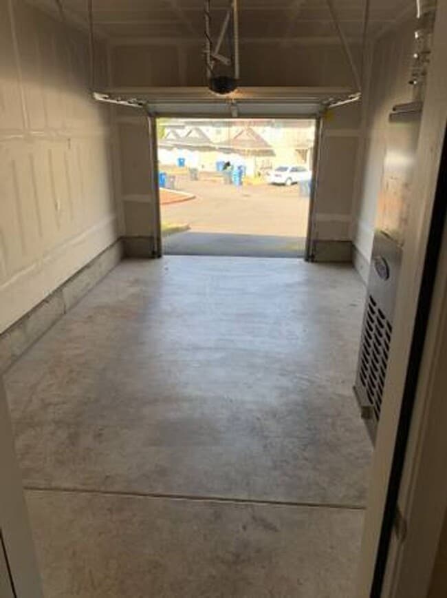 Building Photo - BEAUTIFUL 2 BEDROOM TOWNHOME IN SOUTH SALEM HILLS!