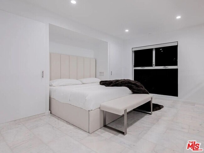 Building Photo - 7062 Hawthorn Ave