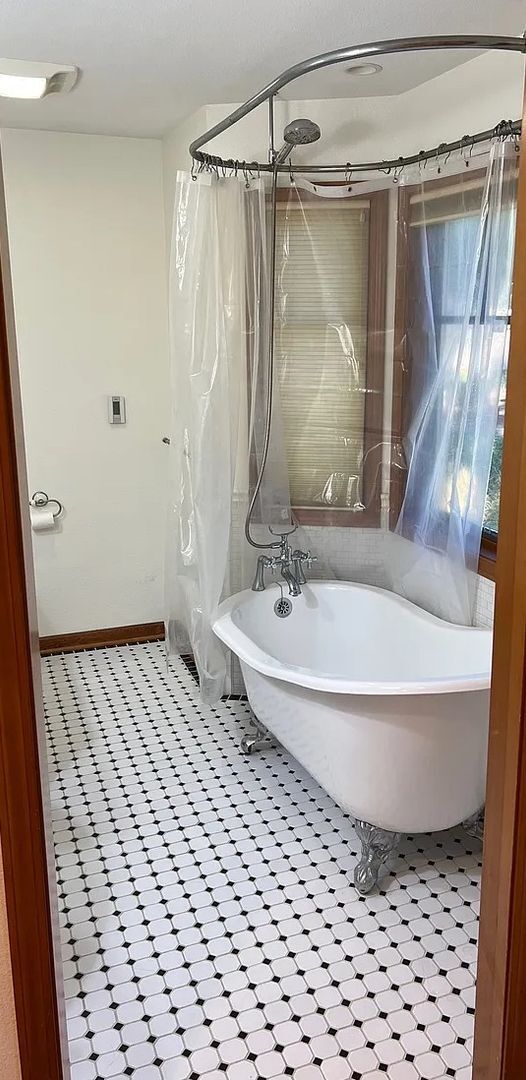 Building Photo - CUSTOM 3BD 2.5BA HARDWOOD FLOORS THROUGHOUT