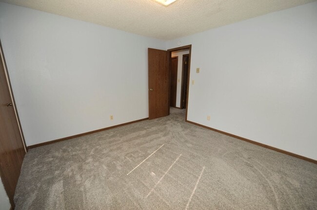 Building Photo - 3 bed 2 bath rancher duplex close to Hayden Lake