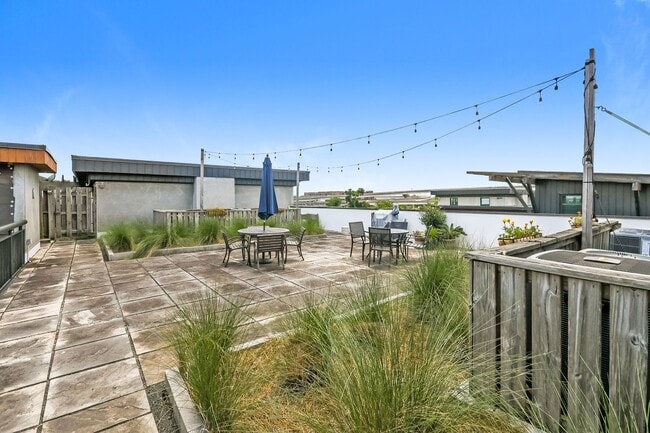 Building Photo - 1 bed / 1 bath w/Study - Move In Today!