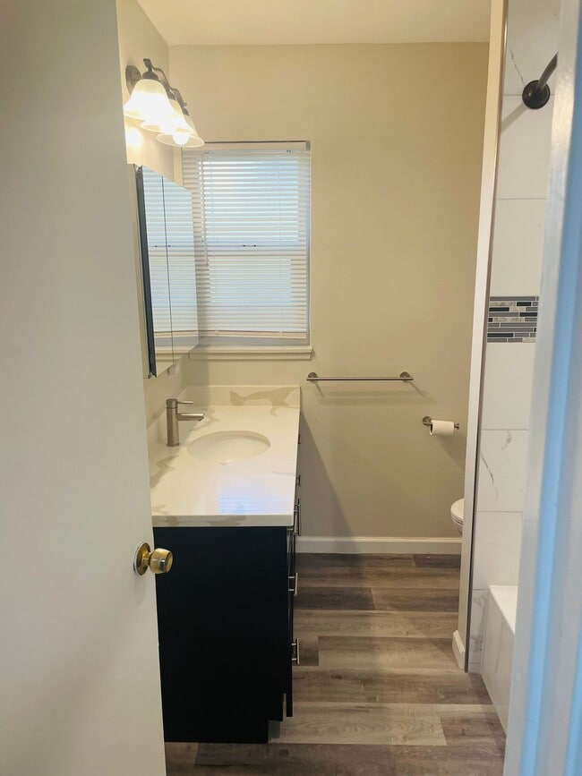 Building Photo - Renovated 2bed/1bath Duplex