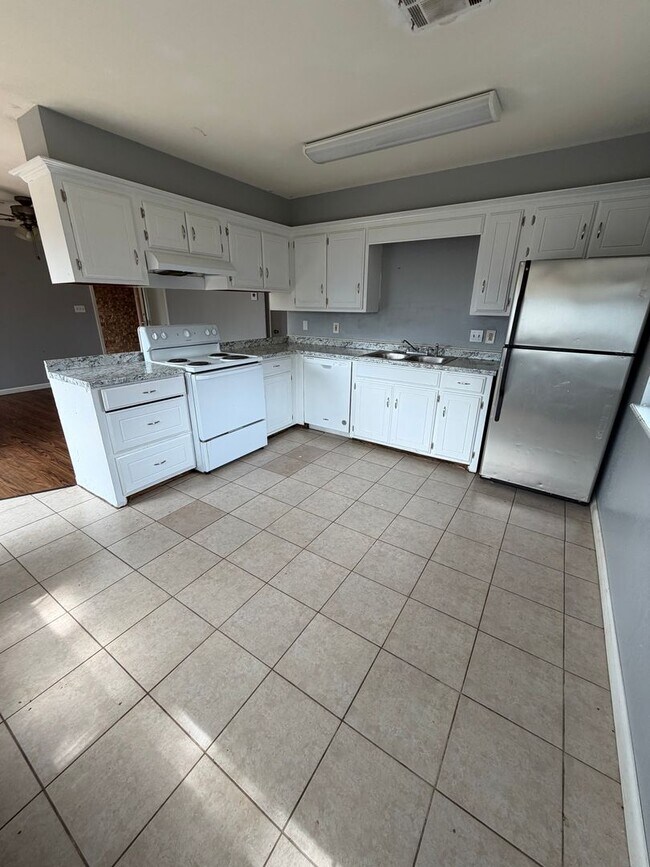 Building Photo - 2511 Oakhurst Dr