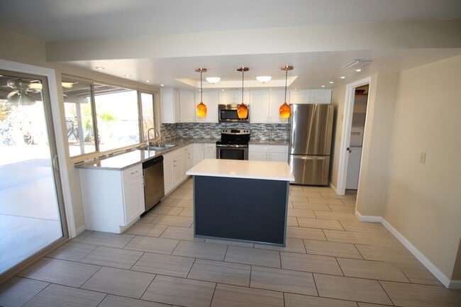 Building Photo - 8615 E Bellevue Pl