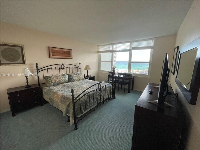 Building Photo - 3505 S Ocean Dr