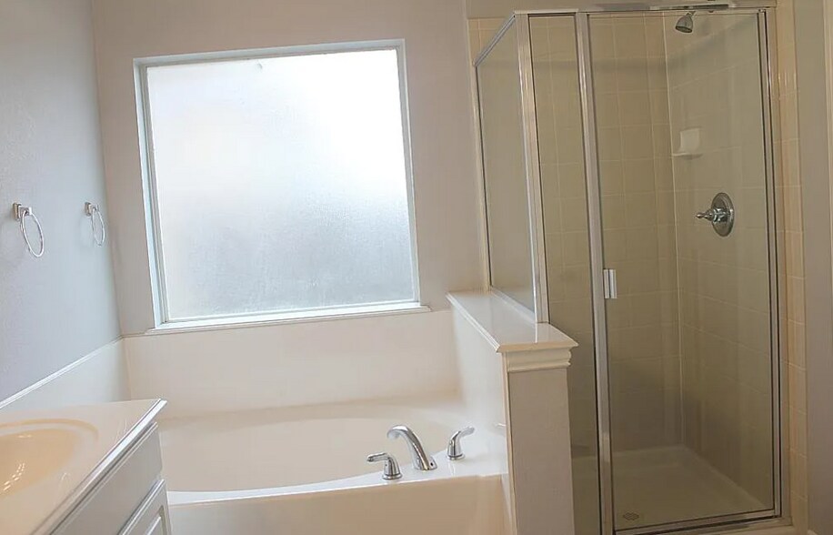 Building Photo - 2616 Cascade Cove Dr
