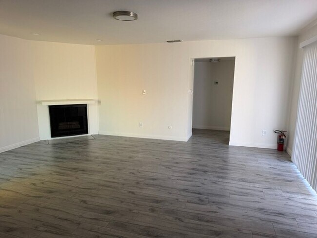 Building Photo - 5301 Bellflower Way