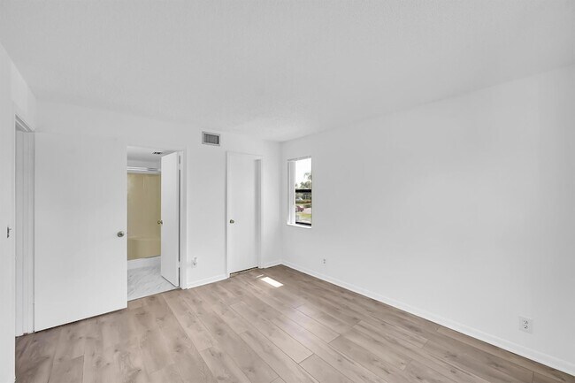 Building Photo - 7226 Golf Colony Ct
