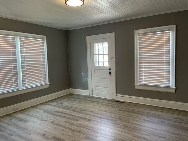 Building Photo - 3 BED, 1 BATH HOME IN ASHEBORO $1,250 RENT...