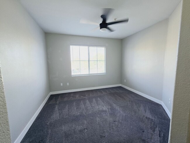 Building Photo - GUARD GATED CONDO W/ GARAGE