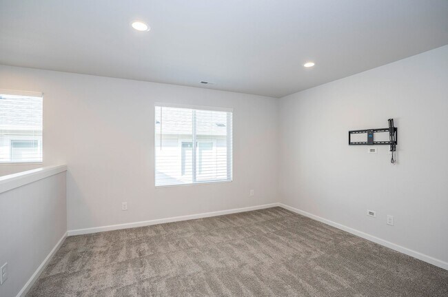 Building Photo - Newer 3-Bed Edgewood Home with A/C, Loft, ...