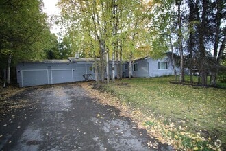 Building Photo - 2 bedroom Unit with 1 Car Detached Garage!
