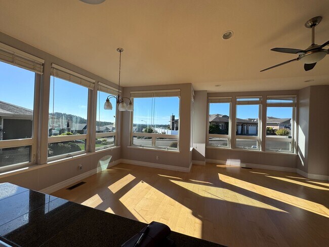 Building Photo - Amazing Bay View 3 bed/3 bath in Coos Bay