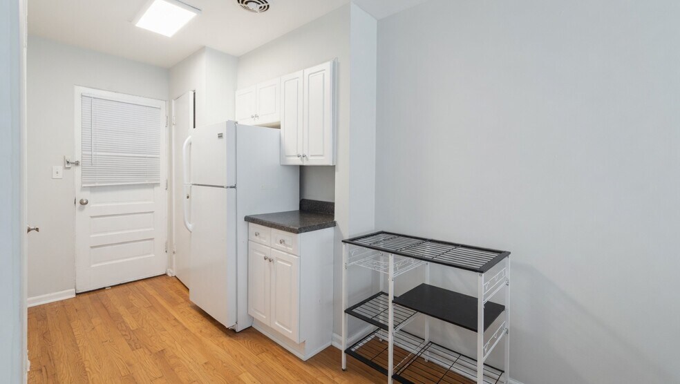 Building Photo - 6535 N Mozart St