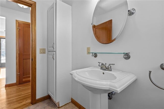 Building Photo - 27 River St