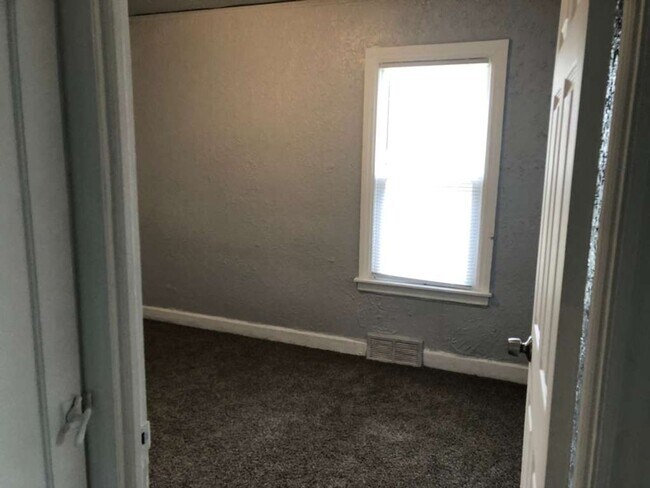 Building Photo - Charming Renovated 2-Bedroom Lower Unit – Section 8 Welcome