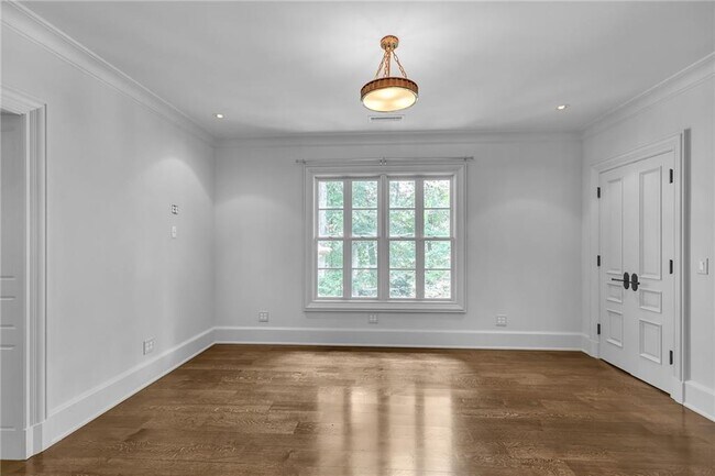Building Photo - 425 Broadland Rd NW