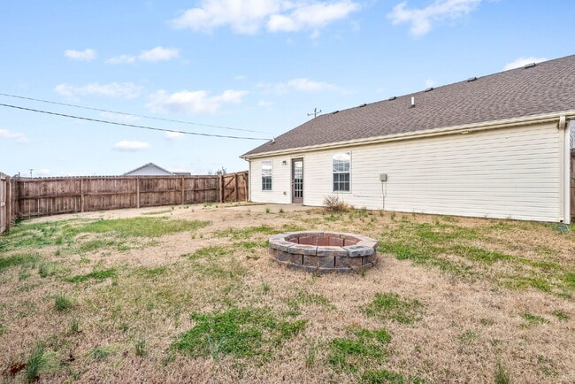 Building Photo - RANCH with huge, fenced yard on a corner lot!! Minutes to Fort Campbell, I-24, Clarksville, and a...