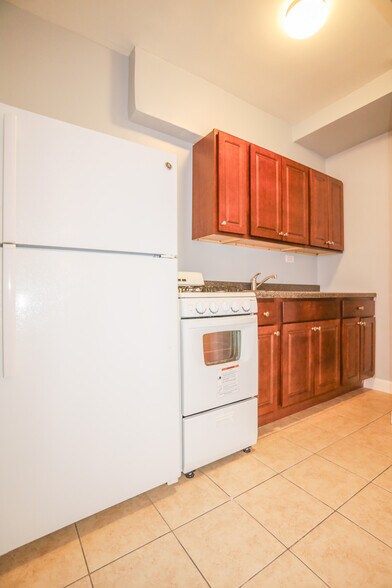 Building Photo - 1110 W Rosemont Ave