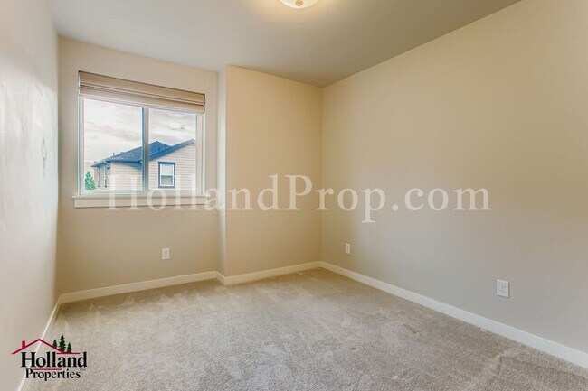 Building Photo - **Price drop: $2395 + $150.00 off for your first 3 months**- Lovely 3 bedroom home in Hillsboro