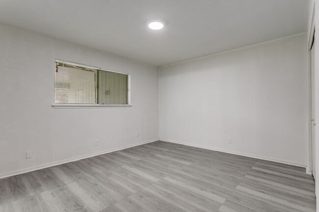 Building Photo - 528-S