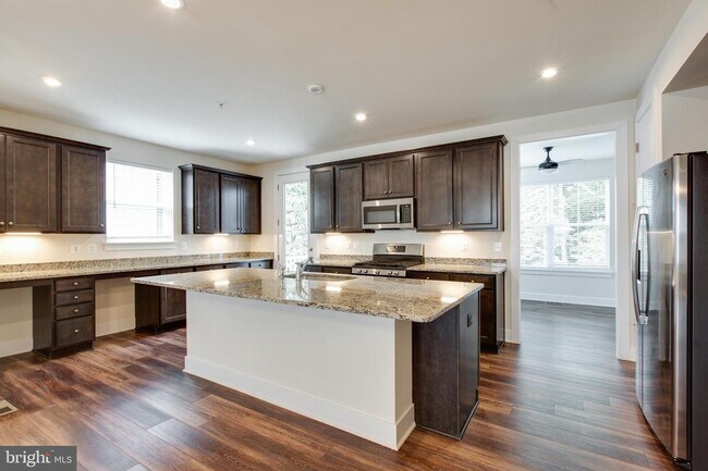 Building Photo - 2546 Buckthorn Dr