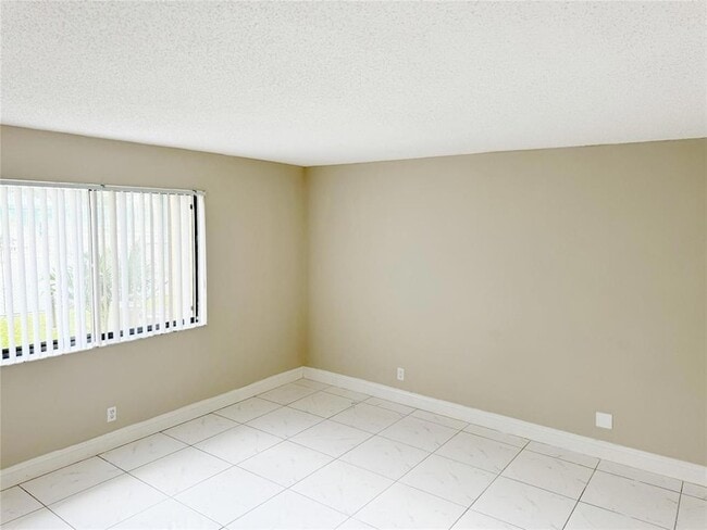 Building Photo - 2788 Tennis Club Dr