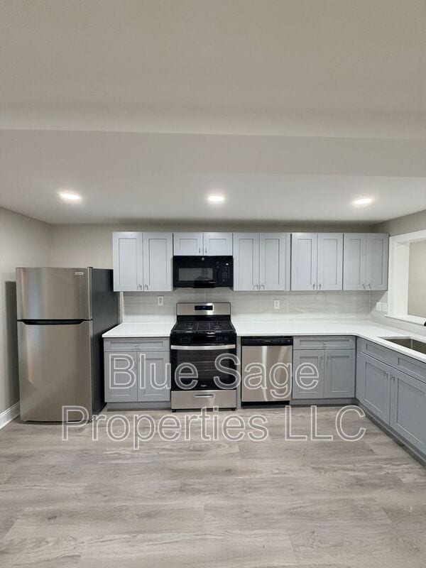 Building Photo - 402 Rively Ave