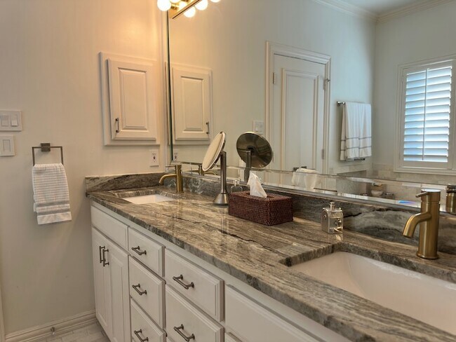 Building Photo - 600 Huntersridge Ct