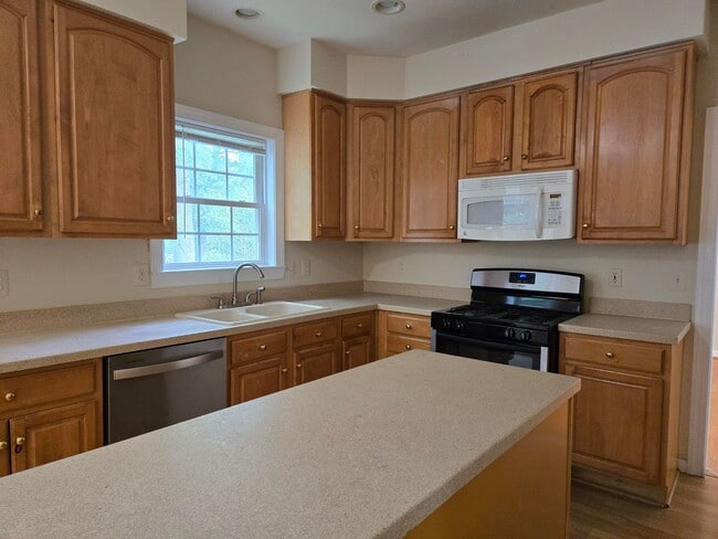 Building Photo - Stunning and Spacious 5 Bed 4 Bath Colonia...