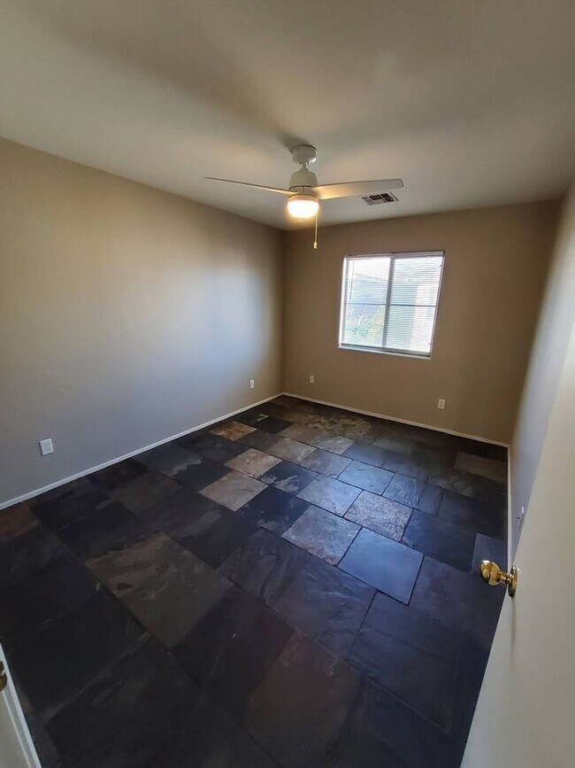 Building Photo - Newer Phoenix Home