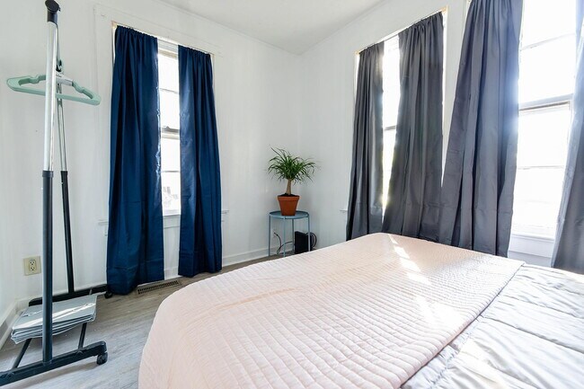 Building Photo - Atlanta Home, a 4 minute walk to bus stop Willingham Dr @ Colville Ave