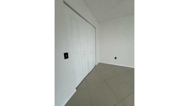 Building Photo - 719 Villa Cir