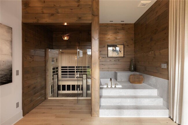 Building Photo - 725 Rocky Point Dr