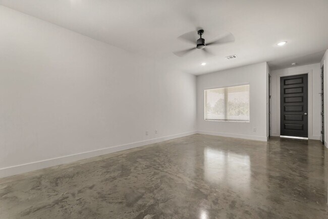 Building Photo - Wolf Den 3BR Near South College Station | Ideal Layout + Garage + Space