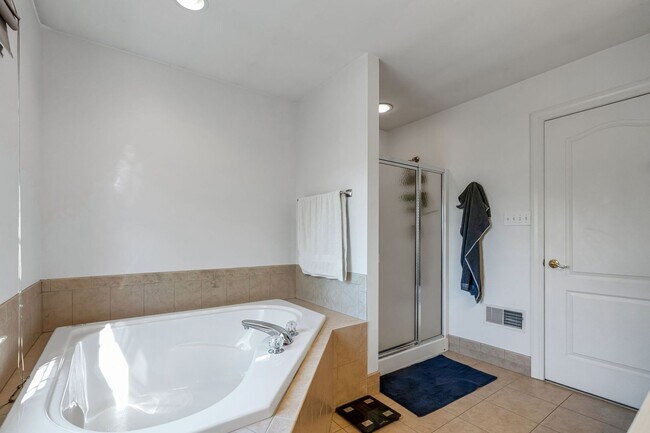 Building Photo - Beautiful 3 Bedroom Bridgeport Townhome!