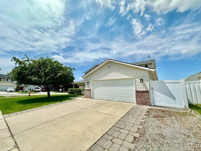 Building Photo - Newly Renovated Expansive Multi story 4 be...