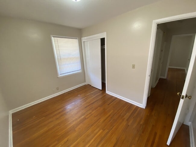 Building Photo - 889 S Hillcrest St