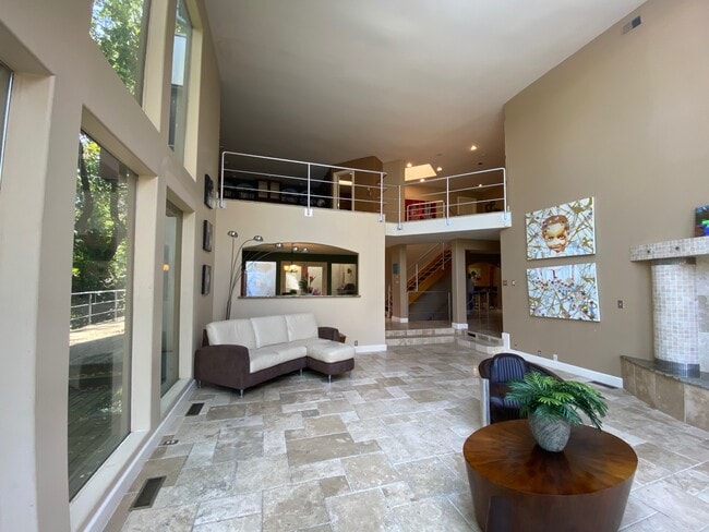 Building Photo - 5000 Wornall Rd