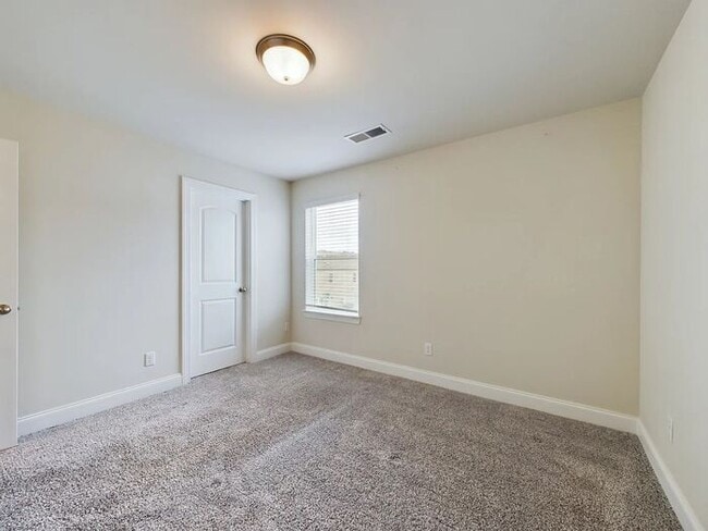 Building Photo - 3 Bed/2.5 Bath Beautiful Newer Constructio...