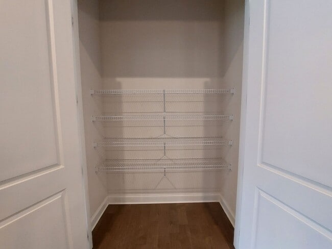 Building Photo - Large 3 Bedroom Luxury Townhome on Silver ...