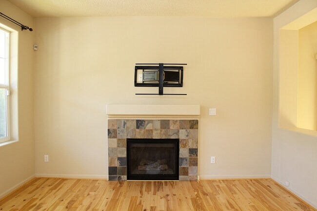 Building Photo - 321 NE Edgeway Drive